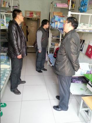 靳久良书记带队查宿舍 上稿.jpg
