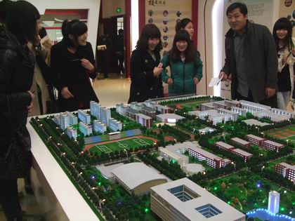 参观现场1 上稿.jpg