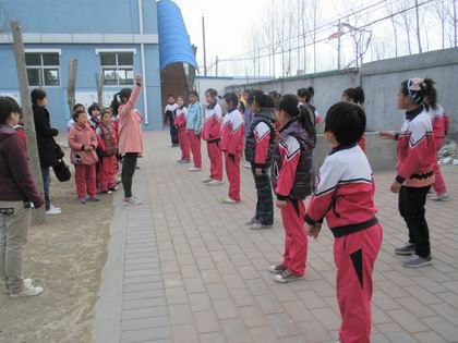 支教老师教健美操课 上稿.jpg