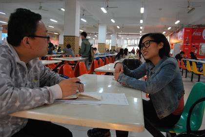杨宇在接受记者采访.jpg