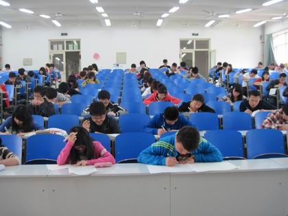 同学们认真考试 上稿.jpg