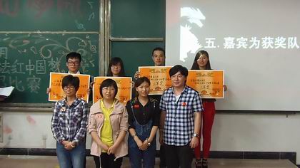 老师与获奖者合影 上稿.jpg