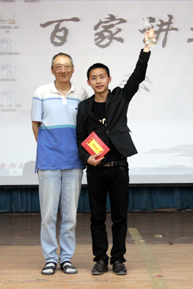 何璋院长为获冠军的选手颁奖并合影.jpg