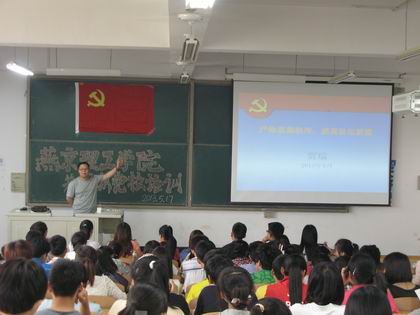 贾瑞老师在授课 上稿.jpg