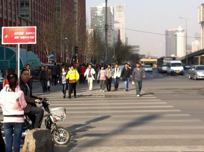 志愿者们在维持交通秩序2 上稿.jpg