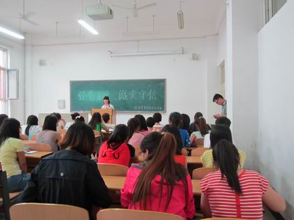 各班委认真记录 上稿.jpg