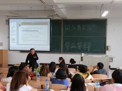 国际商学院莫如果书记为学生进行答辩 上稿.jpg