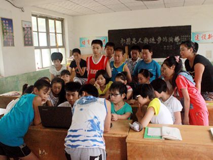 学生在一品丛飞希望小学支教_副本.jpg