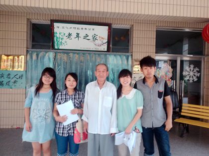 队员们在敬老院 (1)_副本.jpg