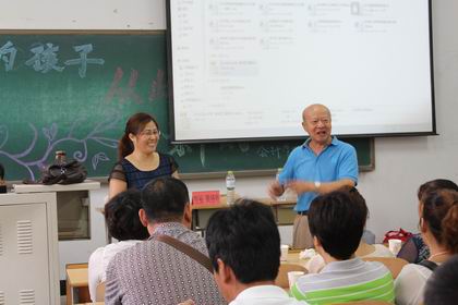 院长向家长介绍学院 上稿.jpg