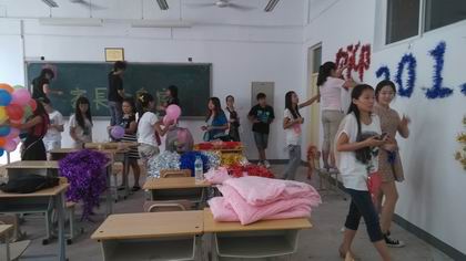 志愿者布置会场  上稿.jpg