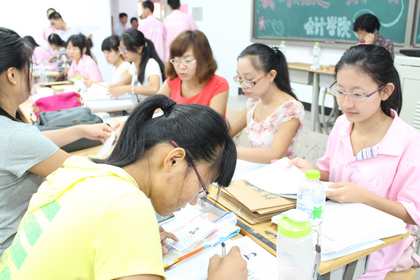 导员迎接新生报到1.jpg