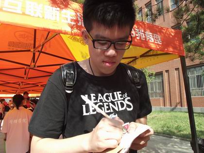 冯佳铭同学正在忙碌 上稿.jpg