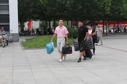 会计学院志愿者搬运行李.jpg