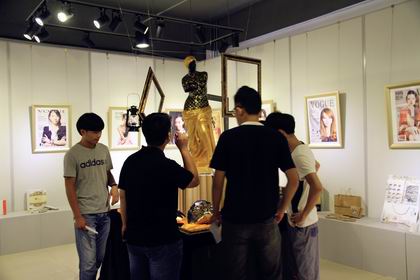 参观艺术展厅上稿.jpg