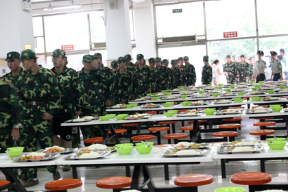 同学们有秩序的进入食堂就餐.jpg