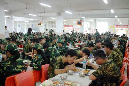 学生就餐1.jpg