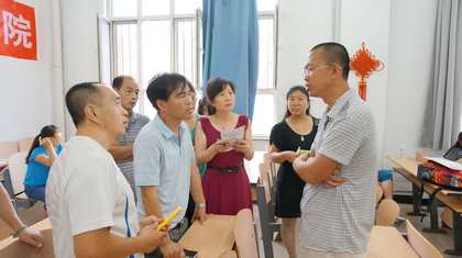 王院长为新生家长解答疑问1.jpg