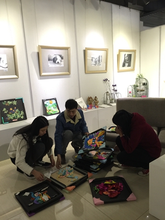 作品展布展1_副本.jpg