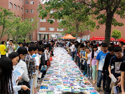 同学们领书_副本.jpg