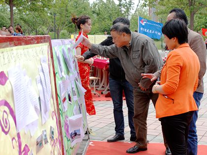 何双庆副校长参观展板_副本.jpg
