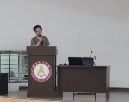 刘波博士在为学生讲“我眼中的有机化学”_副本_副本.jpg