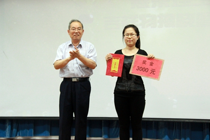 崔校长为原创作者李晶颁发证书_副本.jpg
