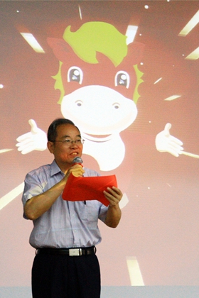 崔校长揭晓吉祥物“京京”_副本.jpg