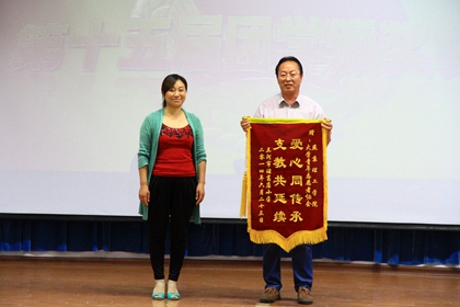 诸葛店小学赠送锦旗_副本.jpg
