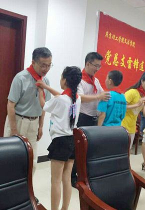 孩子们为燕京理工学院校领导、老师佩戴红领巾_副本.jpg