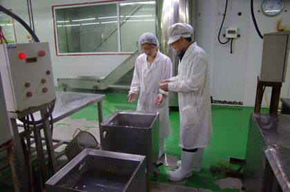 刘雪玲老师检查漂烫池 - 副本.jpg