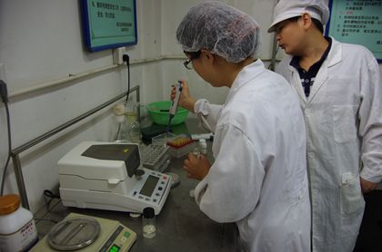刘雪玲老师正进行加药品步骤 - 副本.jpg