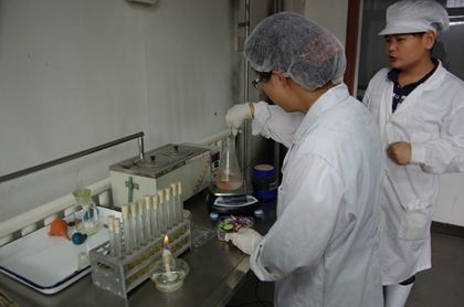 刘雪玲老师称量待检测的净菜产品 - 副本.jpg