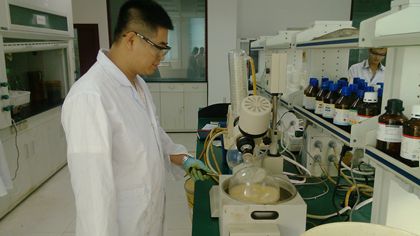 孟令强老师正做有机反应 - 副本.jpg