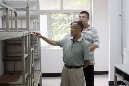 赵校长在学生宿舍 (1)_副本.jpg