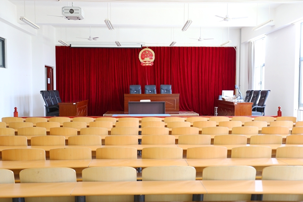 庄重严肃的法学模拟法庭_副本.jpg