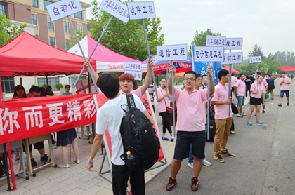 热情高涨的迎新志愿者.jpg