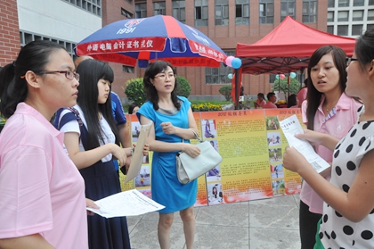 细致耐心解答家长问题_副本.jpg