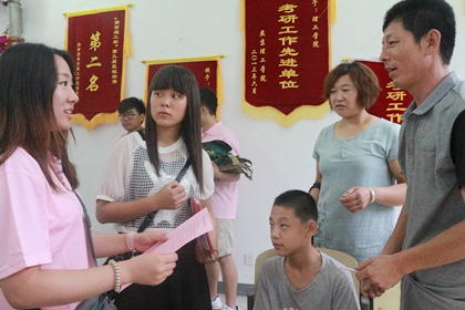志愿者耐心为家长解答疑问_副本.jpg