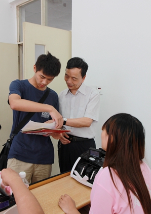 校长盛维勇亲切为学生解答_副本.jpg