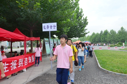 引领新生报到.jpg