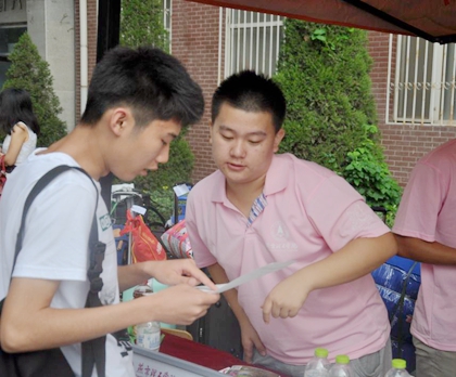 志愿者答疑解惑.jpg