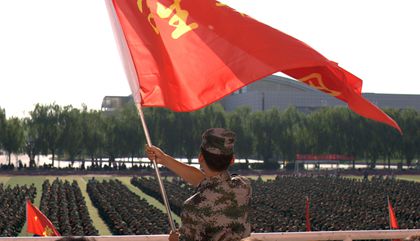 郑和团长挥舞军训团旗_副本.jpg