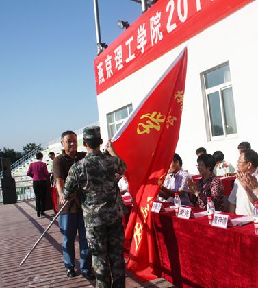 何双庆副校长为军训团授旗_副本.jpg