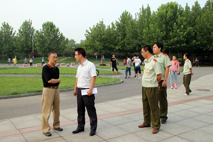 赵校长在M楼前检查_副本_副本.jpg
