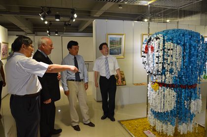 伊恩?克拉齐教授一行参观艺术展厅.JPG