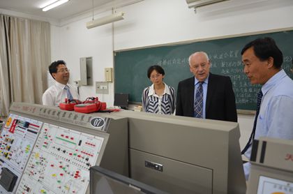 伊恩?克拉齐教授一行参观物理实验室.JPG