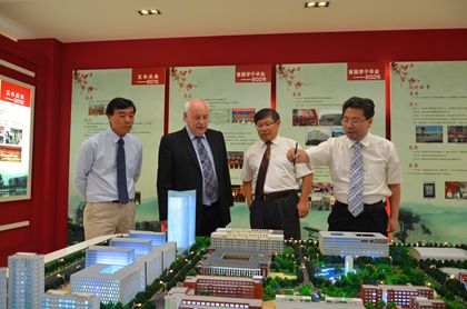 吴保德理事长向伊恩?克拉齐教授讲解我校情况.JPG