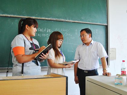与同学交谈_副本.jpg