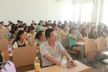 管理学院物流专业学生在听讲_副本.jpg